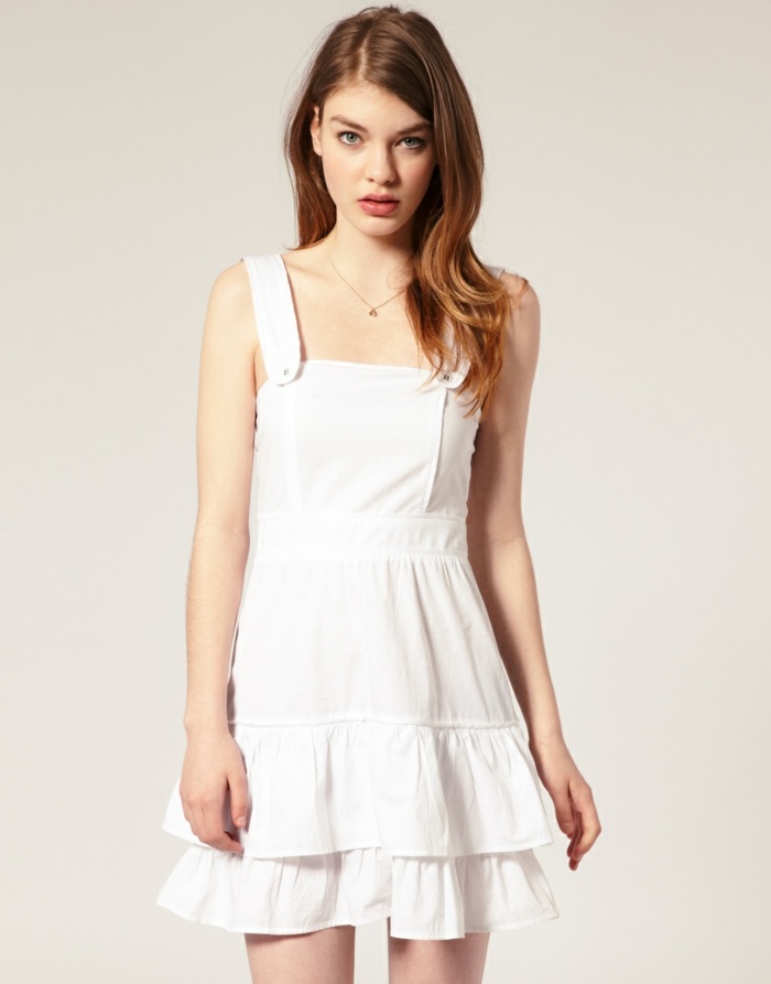 Krátke letné šaty v bielej farbe a s ramienkami pre jemný vzhľad šaty biely nosič letný outfit dámsky dizajn