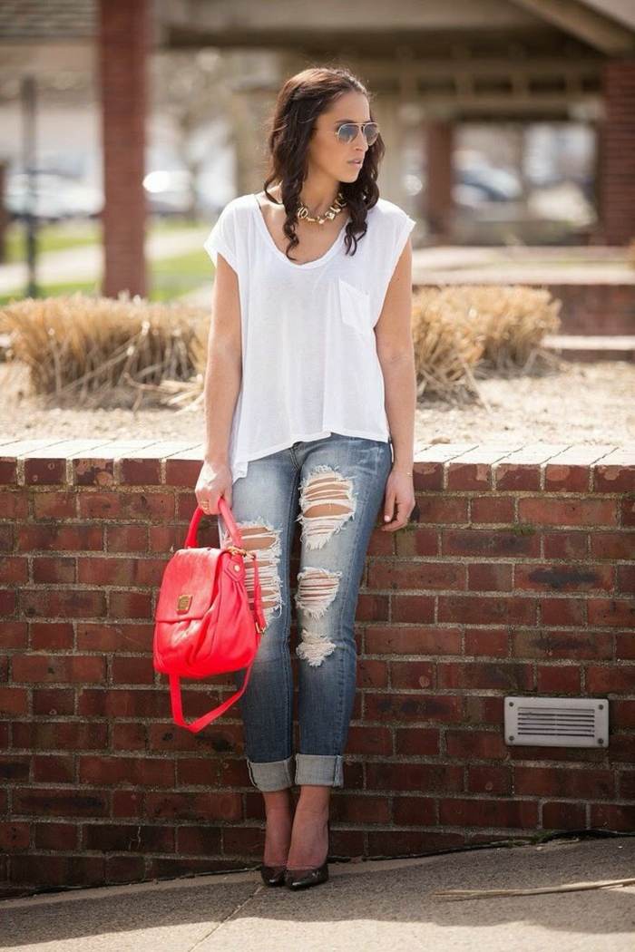 Jednoduchý outfit pre moderný vzhľad - rifle a biely top rifle použitý vzhľad dámske letné oblečenie taška červená
