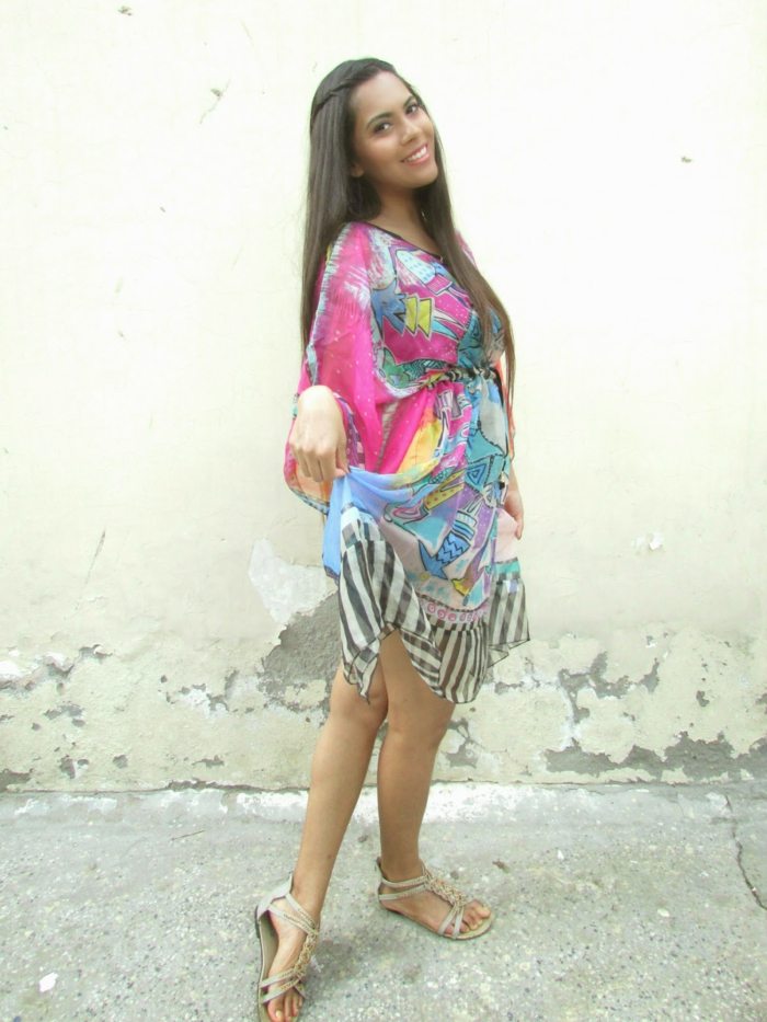 Tip na outfit, ako ísť v lete na pláž letný outfit sandále farebné šaty módny nápad