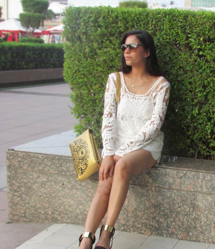 Táto zlatá kabelka a topánky sú ideálne ako nápad na leto nápady na oblečenie špicaté biele topánky zlaté akcenty kabelka hecke