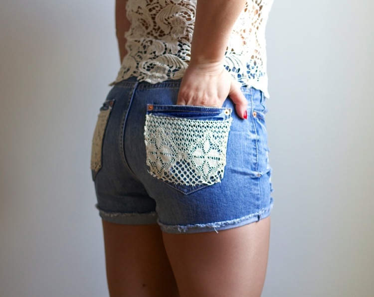 Nápad na outfit s čipkou ako detailom džínsov nápady letné oblečenie rifle nohavice krátke bodové vreckové tričko