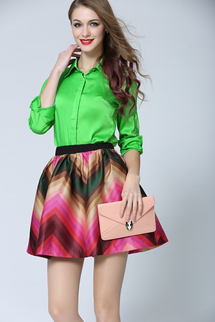 Farebný outfit pozostávajúci zo sukne a zelenej hodvábnej blúzky nápad letný outfit farebná sukňa blúzka hodvábna zelená