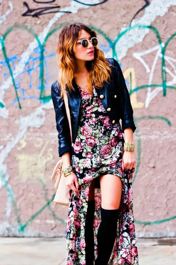 Skombinujte šaty s koženou bundou ako outfit na letné večery nápady outfit letné dlhé šaty čierna kožená bunda graffiti street style