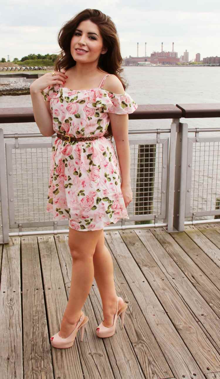 Roztomilý outfit v ružovej farbe s opaskom a vysokými podpätkami outfit sundress opasok koža hnedá vysoké podpätky ružová