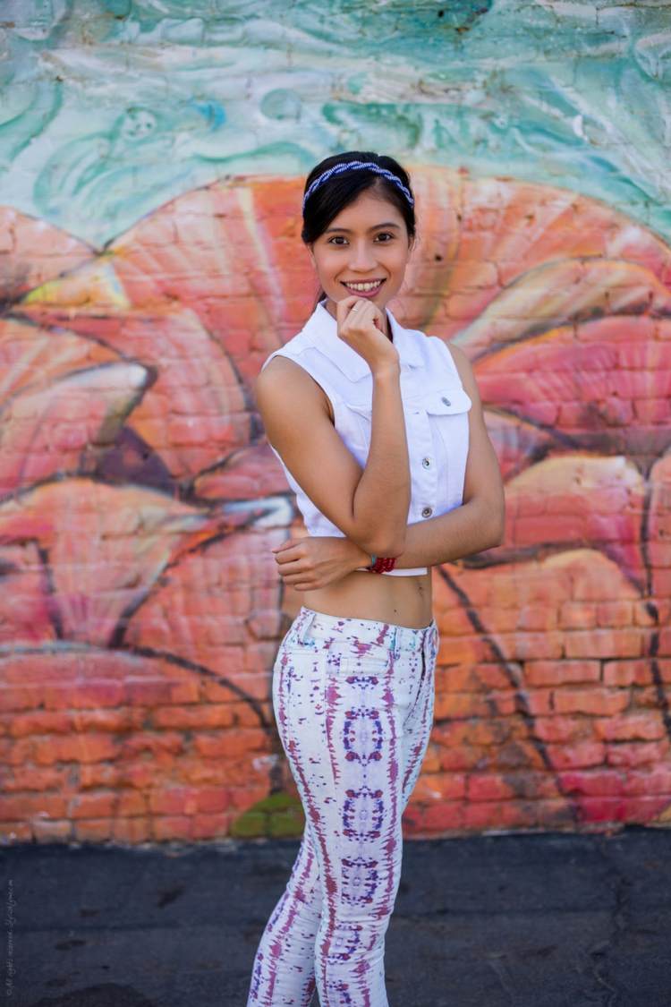 Biely letný outfit s džínsami a vestou nápady na letné oblečenie biele nohavice ružový vzor džínsová vesta