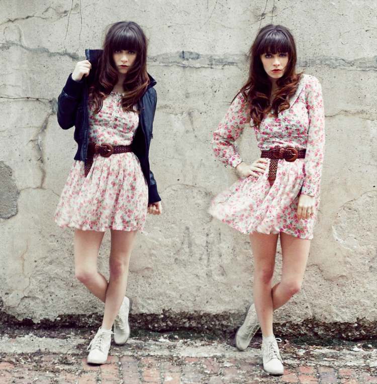 Letné šaty s dlhým rukávom kombinované s koženým opaskom a bundou nápady na letné oblečenie šaty kvetinová kožená bunda čierny opasok hnedá