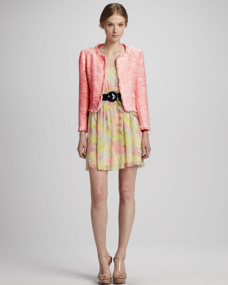 Letný outfit na oficiálnu príležitosť s kabátikom nápady na letné oblečenie šaty farebná bunda ružový opasok čierna