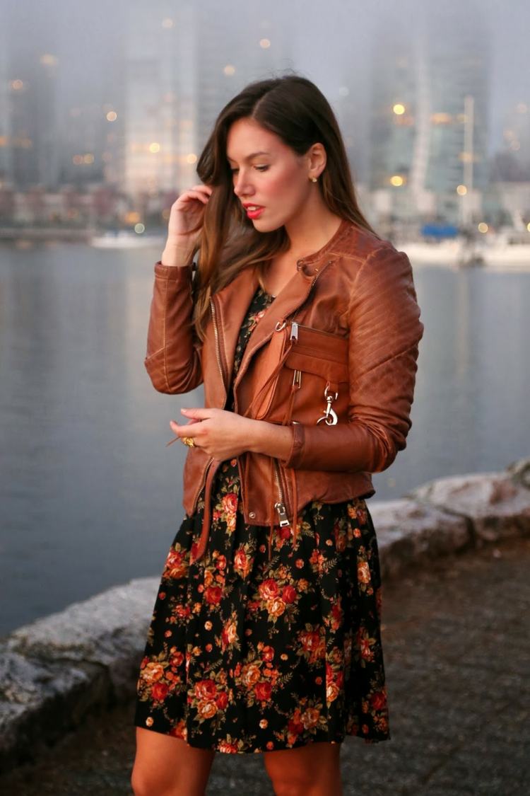 Letné šaty s červenými kvetmi je možné perfektne skombinovať s hnedou bundou letný vzhľad nápad šaty kvety kožená bunda hnedá
