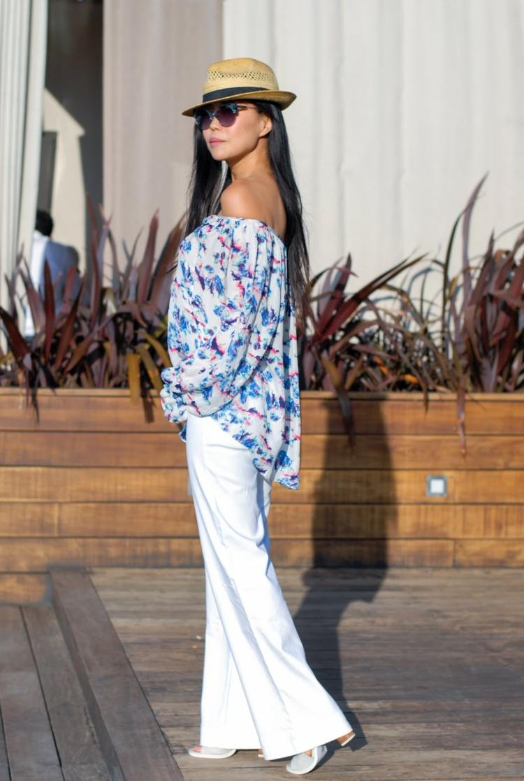 Ležérny, elegantný outfit zložený z bielych nohavíc a tuniky mimo ramena outfit letné biele nohavice tunika svetlo modré kvety klobúk
