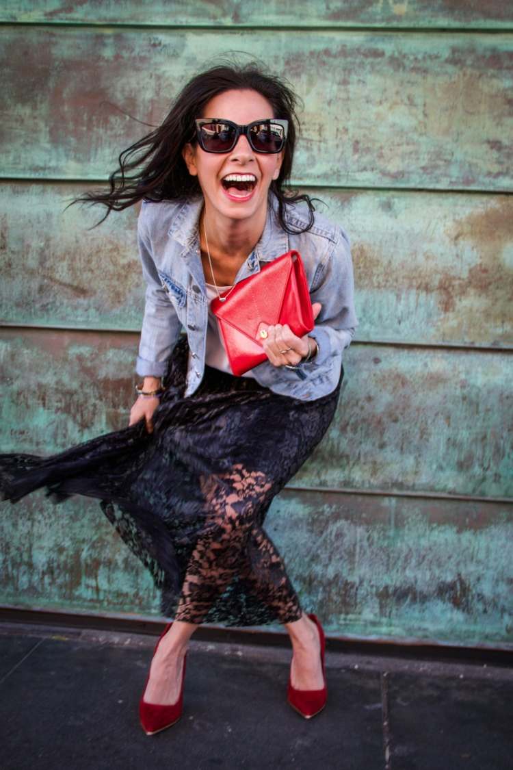 Nápad na letný outfit - čierna čipkovaná sukňa, riflová bunda a červené doplnky outfit letná sukňa čierne špicaté rifle bunda kabelka topánky červená