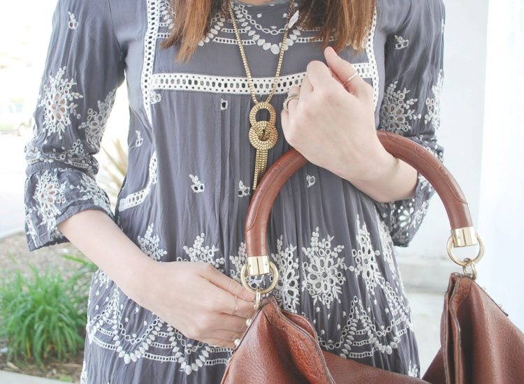 Letný look so sivou tunikou s výšivkou a zlatou retiazkou ako doplnok nápady na oblečenie tunika šedá výšivka kožená kabelka hnedá retiazka zlatá