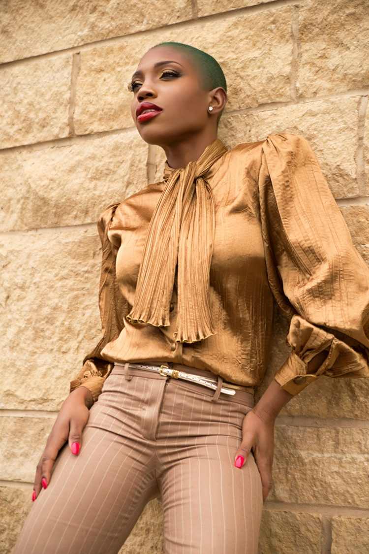 Očarujúci outfit so zlatou blúzkou a béžovými nohavicami s pruhmi outfit zlatá blúzka hodvábne béžové nohavice látkový pruhovaný