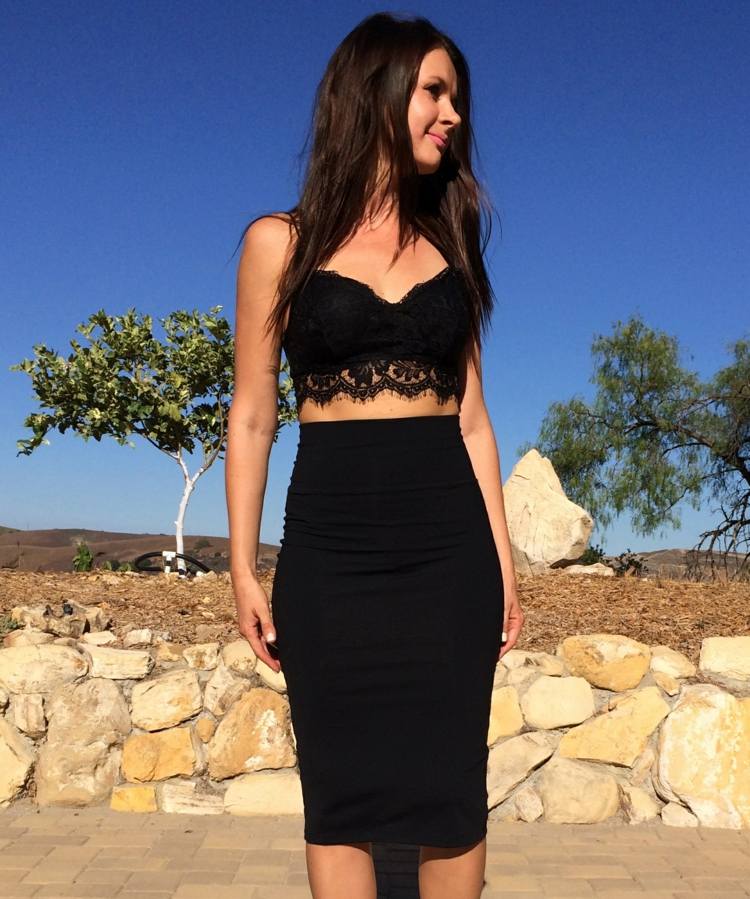 Orezaný outfit s čipkovaným topom a sukňou s vysokým pásom letný outfit čierna sukňa tesná vrchná čipka