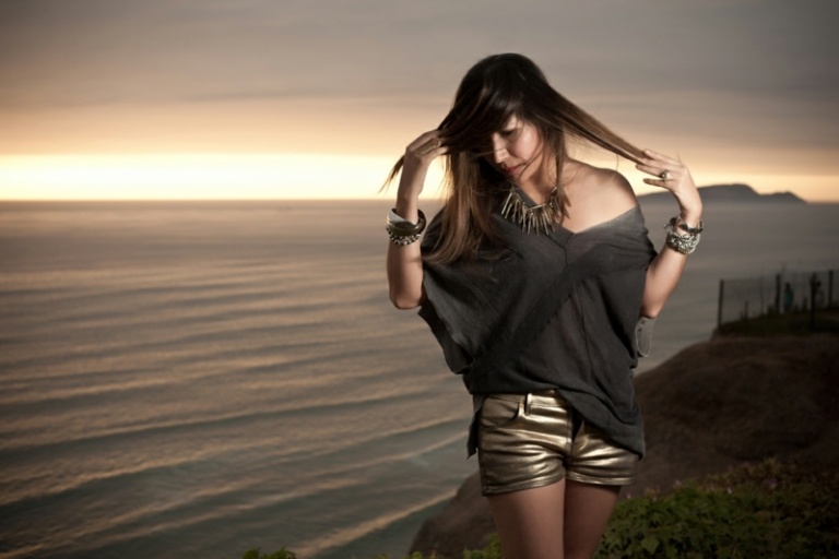 Nápady na letný outfit - nohavice a doplnky v zlatej farbe nápady na letný outfit krátke zlaté nohavice tunika športovo elegantné