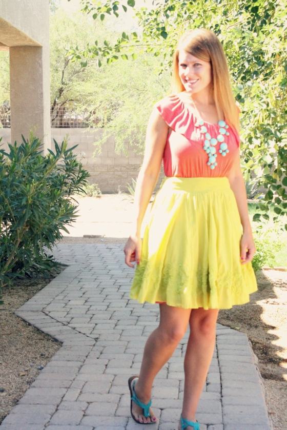 V lete akcenty žltej a broskyňovej farby Blúzka sukne s objemom a broskyňou