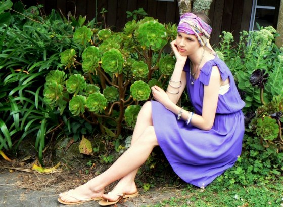 Letný outfit s fialovými šatami a šľapkami Šál-ako-šatka-s-fialovými šatami