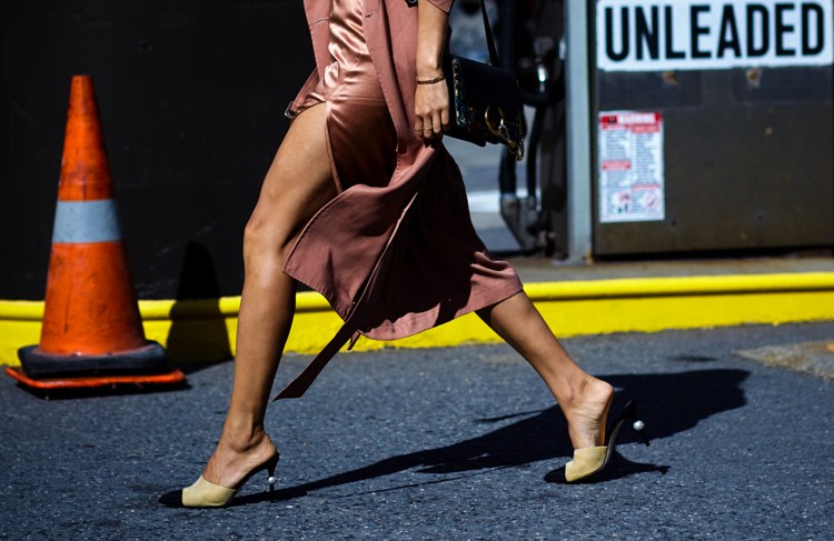 letné outfity ženy letné outfity ženy -hot-trendy-štýl-tipy-muly-obuvnícka móda