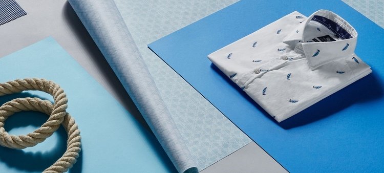 biela košeľa so vzorom plachetnice prináša ten prázdninový pocit Oblečenie na dovolenku muži-nápady-košeľa-biely-vzor-modrá-plachetnice