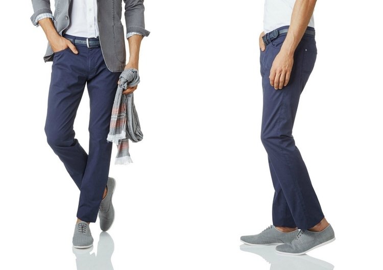 sivé šnurovanie s tmavomodrými nohavicami a bielou košeľou outfit-dovolenka-leto-muži-nápady-topánky-šnurovačky-námornícke-modré-nohavice