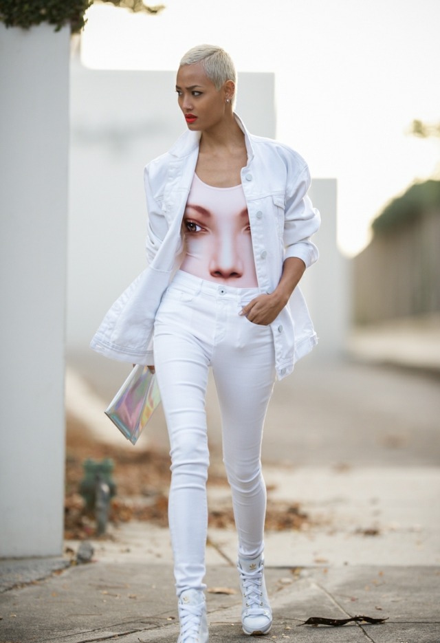 Športový, elegantný letný outfit v bielej farbe biele nohavice bunda tričko dámske