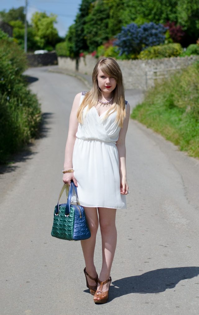 Roztomilé šaty v bielej farbe letné šaty voľné vzdušné moderný štýl dámy