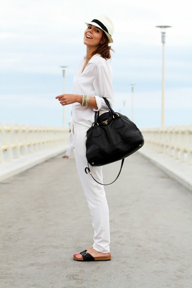 K letnému outfitu si oblečte Birkenstocks v bielej farbe nohavice birkenstocks biela dámska vrecková blúzka