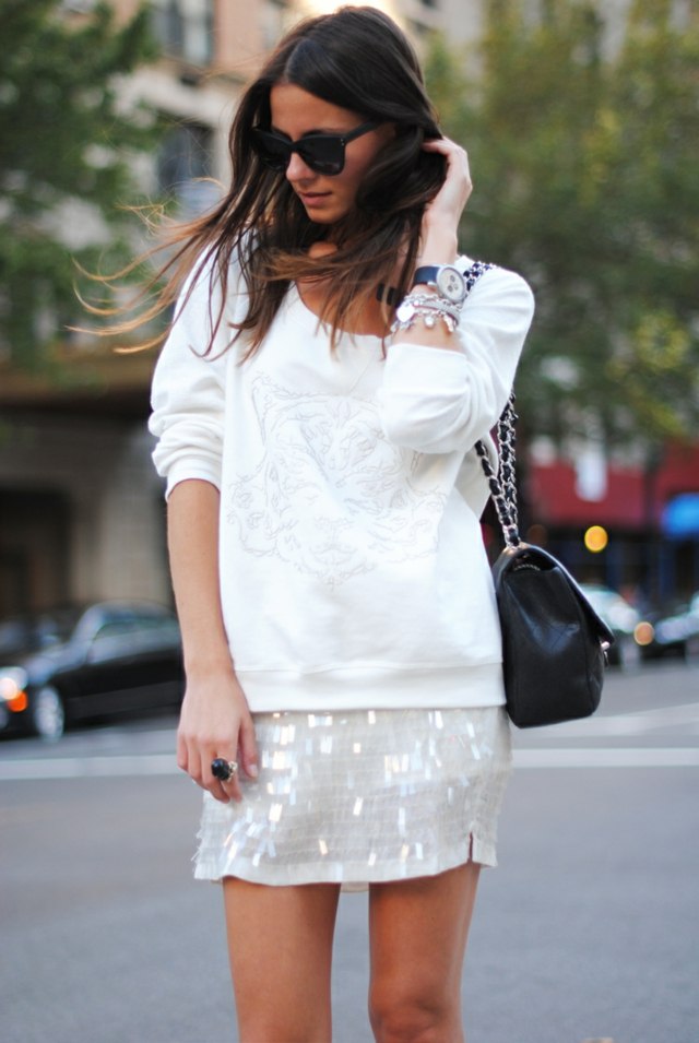 Elegantná sukňa s flitrami v kombinácii so športovým svetrom rocková flitrová mikina biely športový šik