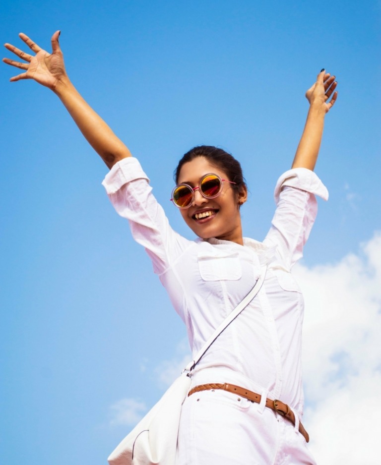 Letné outfity v bielej košeli a hnedom koženom páse letné outfity v bielej košeli opasok kožená hnedá taška