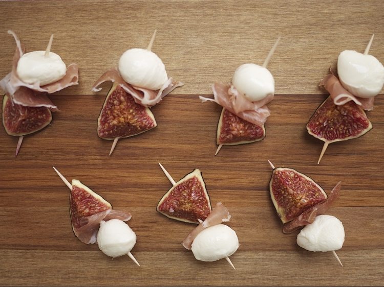 Ovocné špízy s figami a parmskou šunkou a mozzarellou