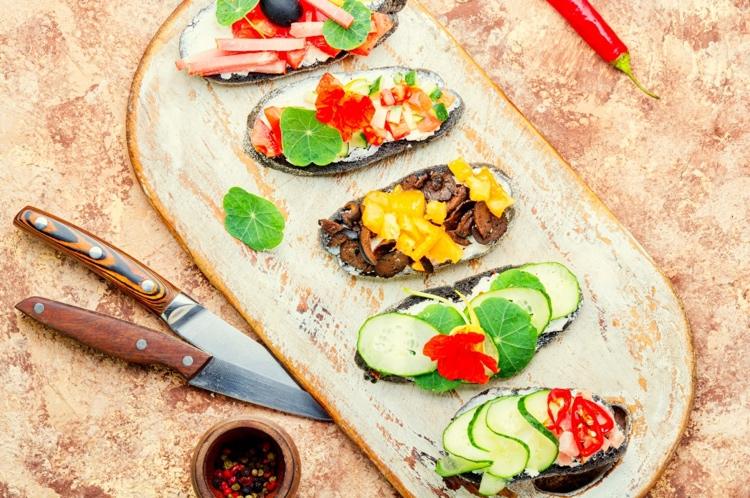 Letné občerstvenie pre hostí Bruschetta zaberá rôzne varianty