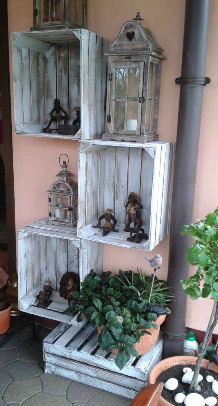 Rustikálna letná dekorácia vonku so škatuľami na víno a lampášmi