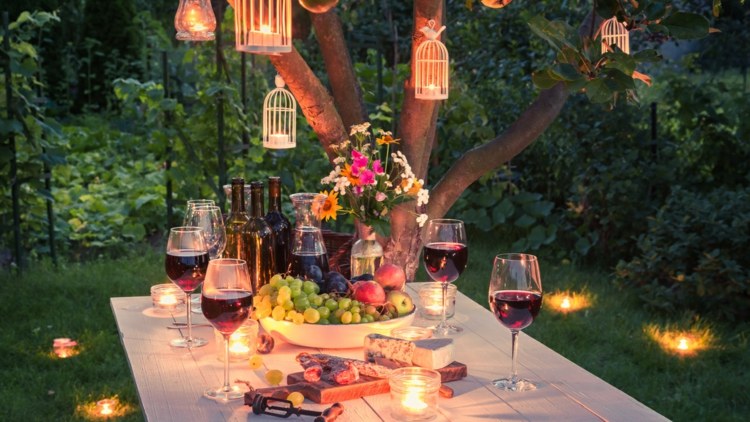 Jedáleň a posedenie v záhrade a na terase s vtáčími klietkami ako zdrojom svetla