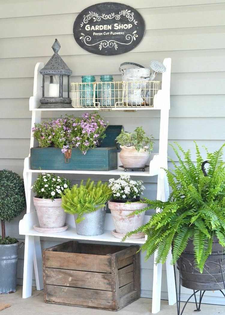 Krásna polica s vintage nádychom - vkusnými kvetmi a lampášmi