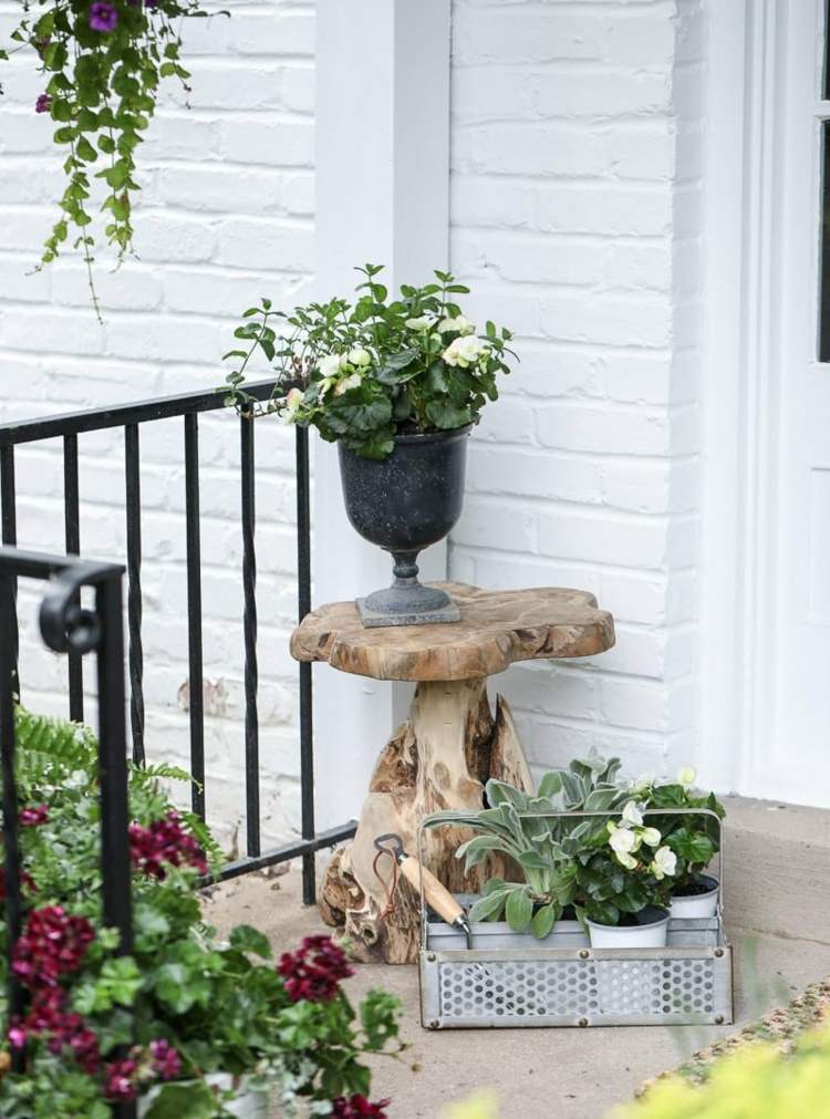 Nápad na rustikálnu dekoráciu pre vchod vyrobený z dreva a kovového košíka s rastlinami