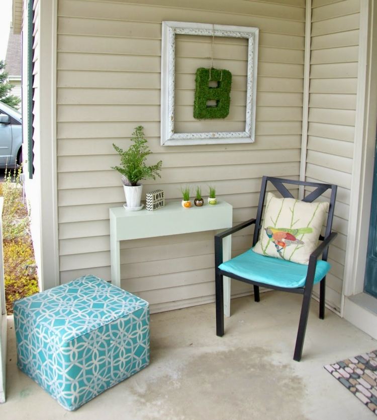 Ozdobte vonkajšiu stenu vintage rámami na obrázky a písmenami z umelého machu