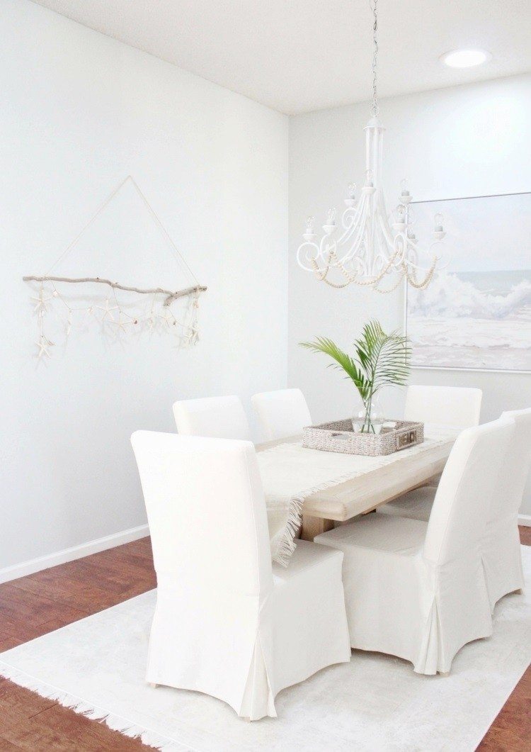 Svetlá jedáleň s nástennou dekoráciou z naplaveného dreva s letným nádychom