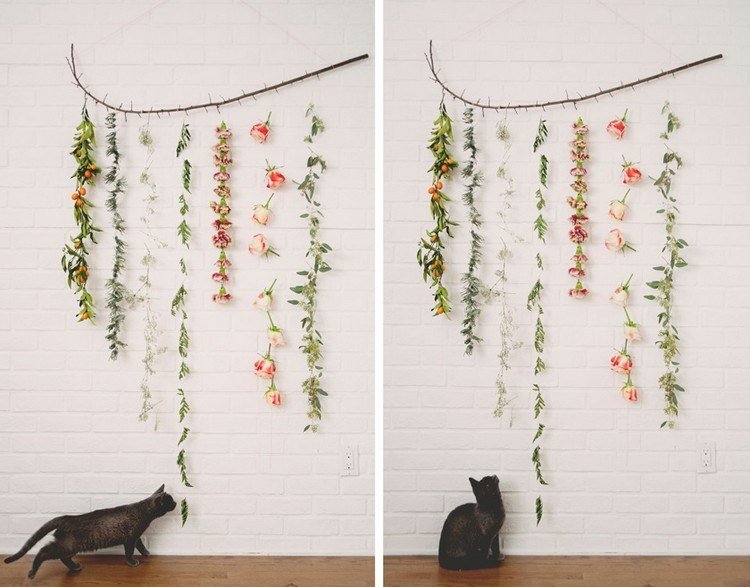 Visiace kvetinové girlandy na konári.Kvetinová dekorácia na leto