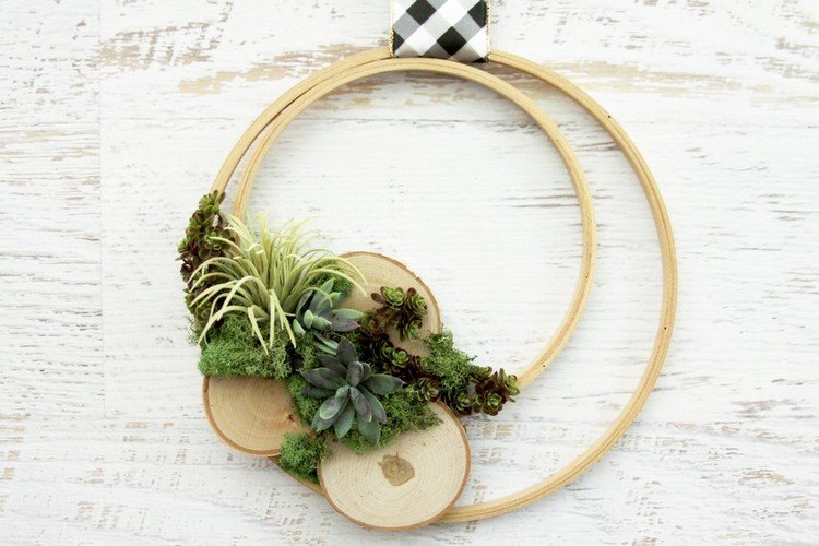 Závesná dekorácia na letný veniec z drevených dverí so sukulentmi