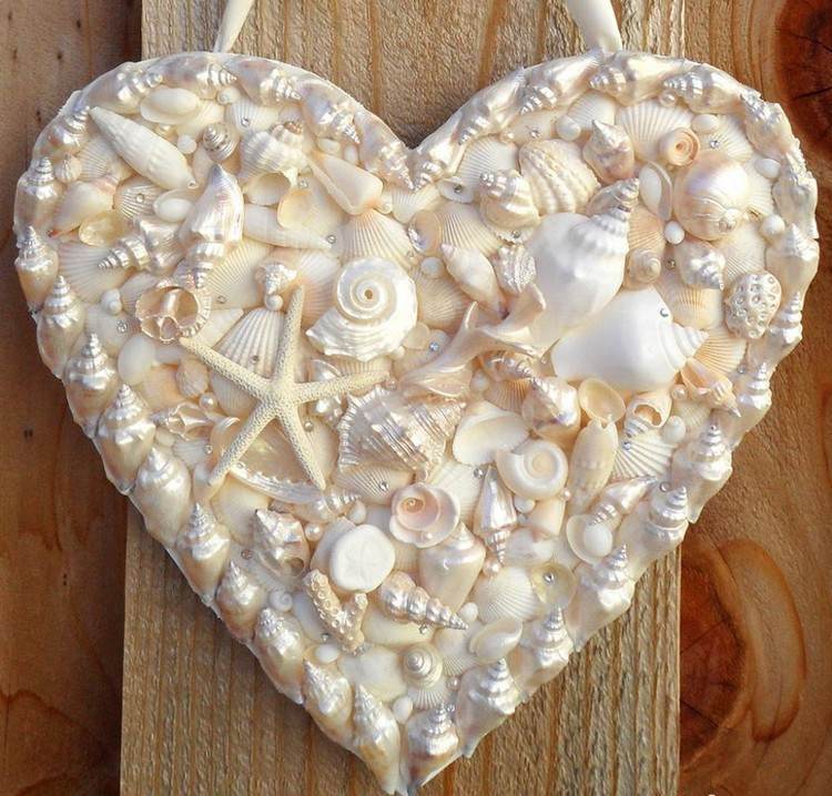 Vyrobte si letné dekorácie na zavesenie srdiečok z plážového materiálu