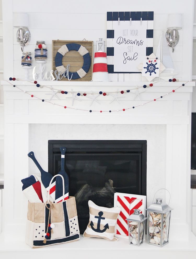 Letná dekorácia vo vnútri v námornom štýle pre obývaciu izbu a krbovú rímsu