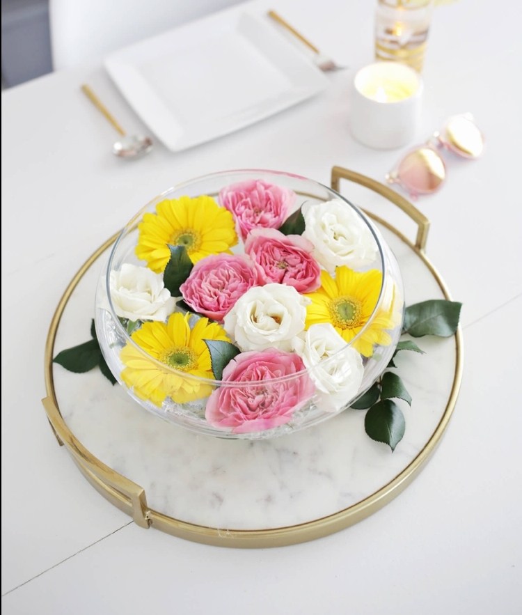 Letná dekorácia s plávajúcimi ružami aranžuje nápady