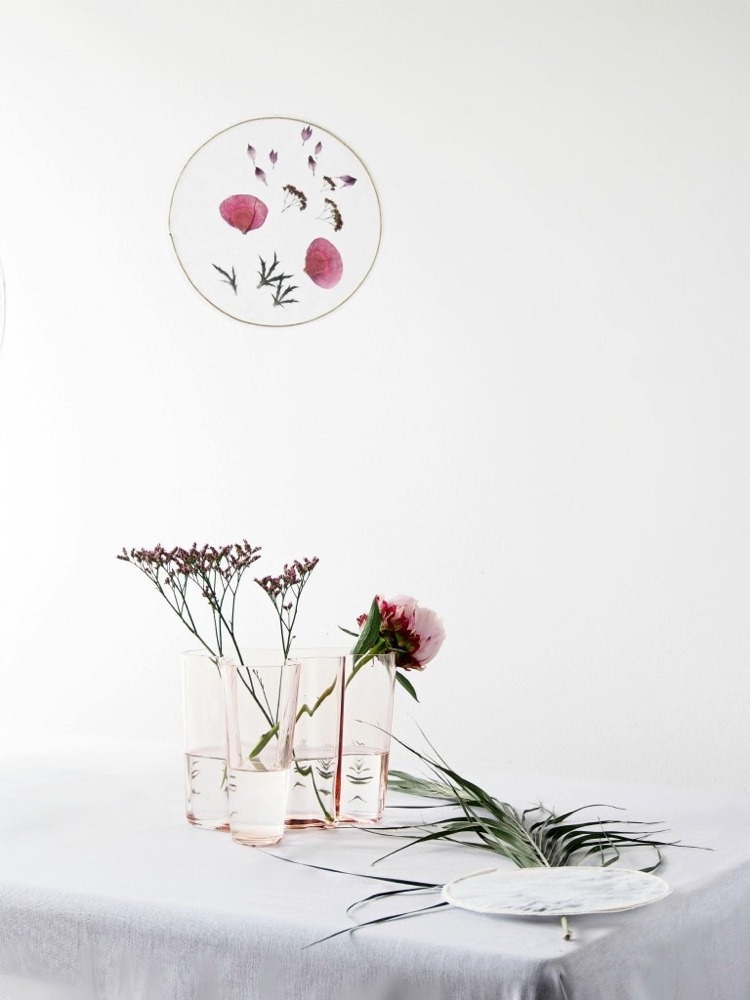 Vyrobte si letné dekorácie s kvetmi sami puristicky