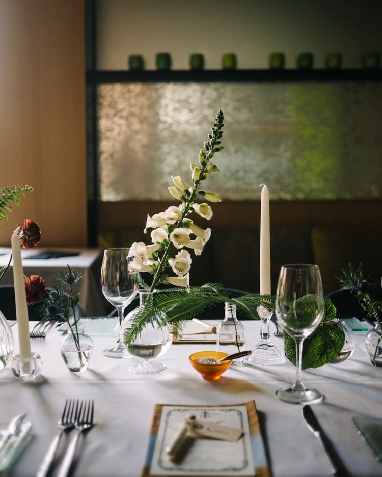 Letné dekorácie s kvetmi pôsobia exoticky