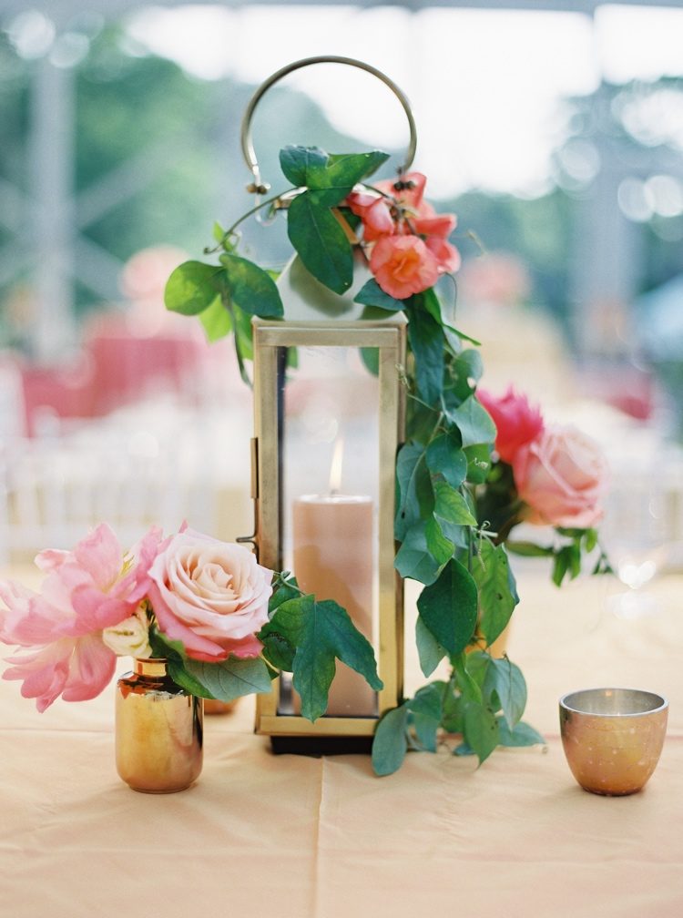 Letné dekorácie s ružami a lampášmi si urobte vlastné nápady