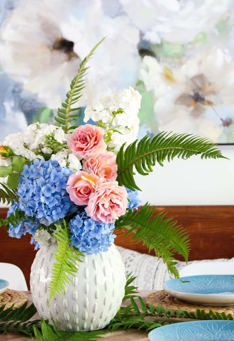 Hortenzie a ruže spájajú nápady na letnú výzdobu s listami papradí