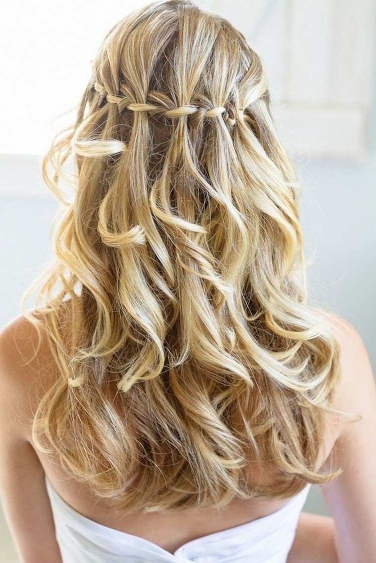 Vodopádový oplet je vhodný na každú príležitosť letné účesy-dlhé vlasy-vodopád-vrkoče-elegantné-blond-kučery na vlasy