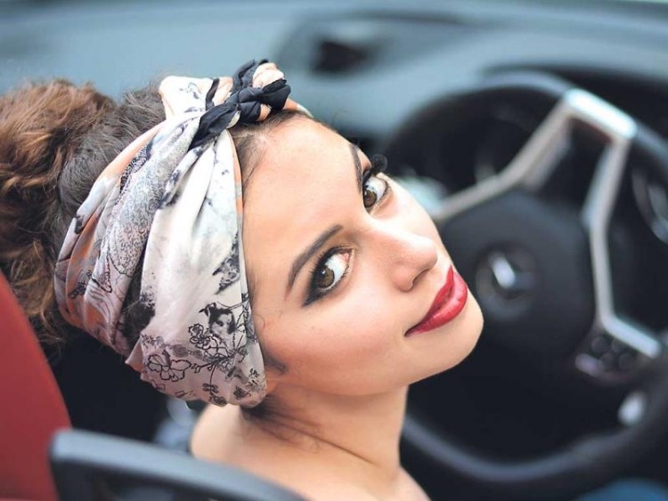 Turbanová čelenka je ideálna na leto letné účesy-turban-čelenka-nápady-styling