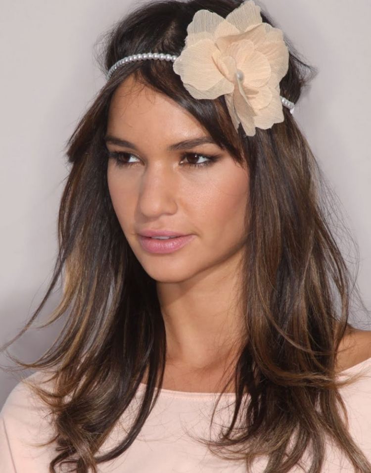 Perlový pás do vlasov s kvetom a rozpustenými vlasmi letné účesy-čelenka-nápady-kvetinové perly-boho-šik-look