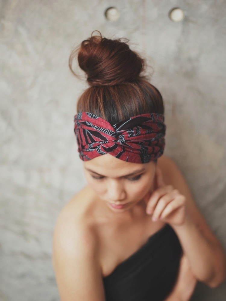 Čelenka v červenej a čiernej farbe s aztéckymi motívmi letné účesy-turban-čelenka-nápady-hairbun-rameno-menej-top