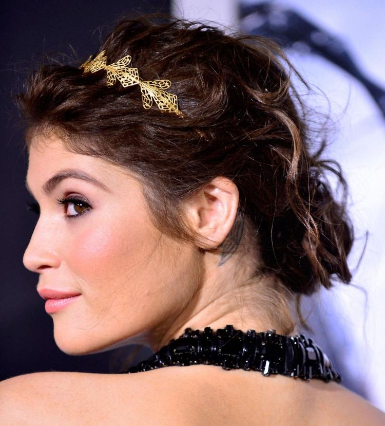 tenká gumička do vlasov zlatej farby a účes chignon letný účes-zlaté-vlasy-pásmo-nápady-chignon-gemma-arterton